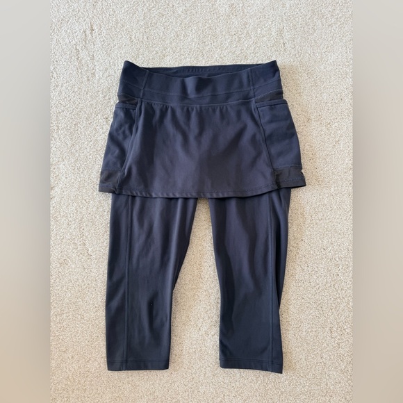 Athleta 2 - in- 1 Capri leggings - Picture 2 of 5